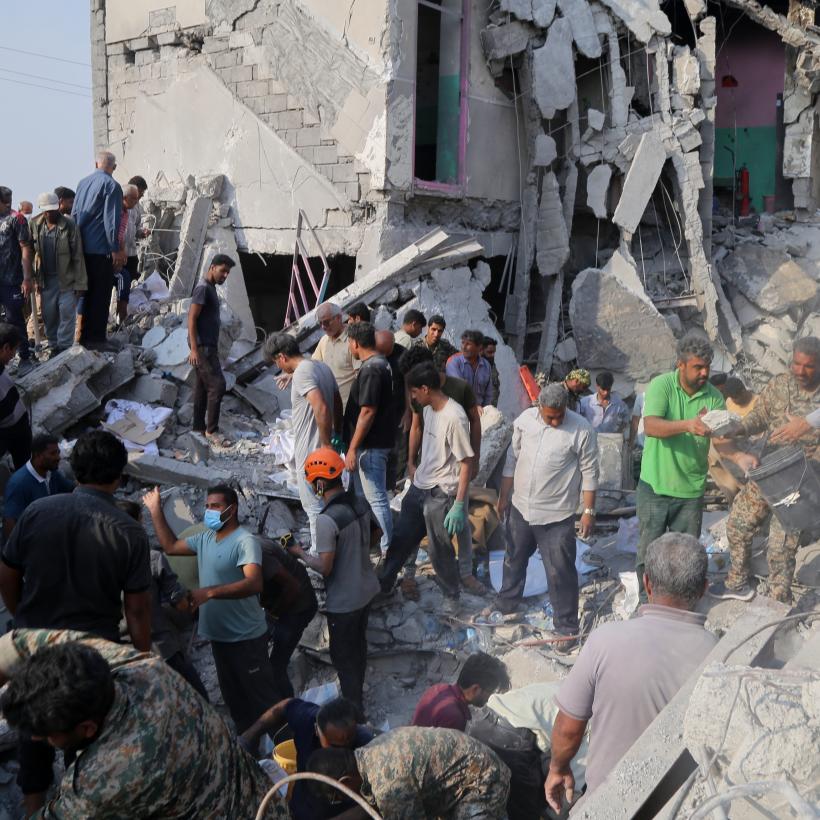 Les secouristes affluent après le bombardement par les États-Unis de l'école Shajareh Tayyebeh à Minab, en Iran.