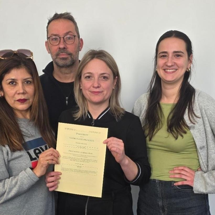 Amandine Pavet et les députés Manon Vidal, Marisol Revelo et Bruno Bauwens avec leur résolution Canada