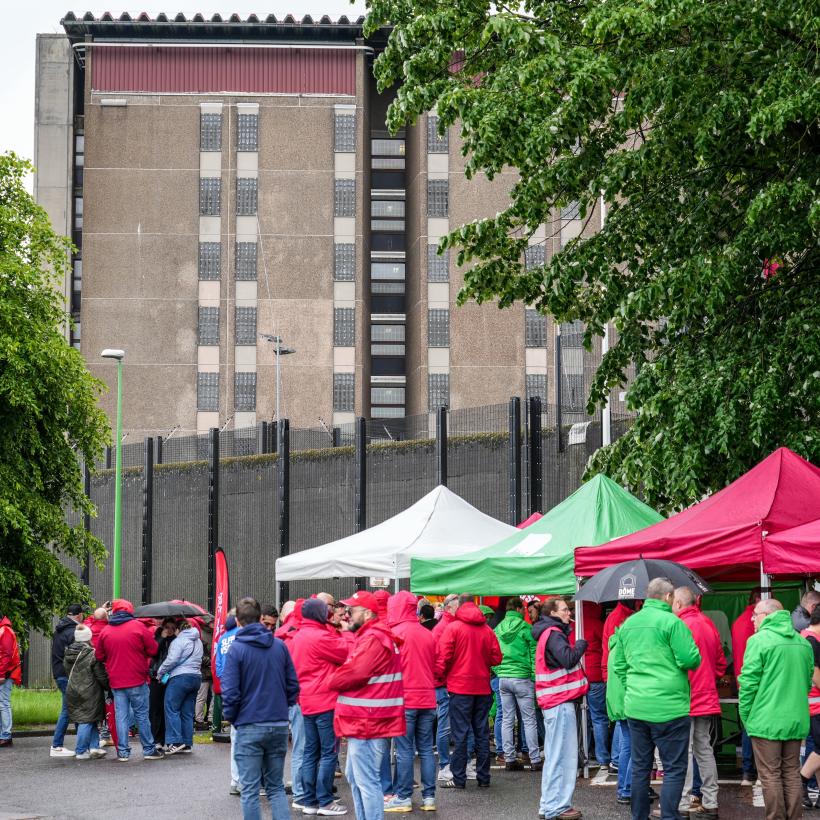 Agents pénitentiaires réunis avec leurs syndicats devant la prison de Lantin