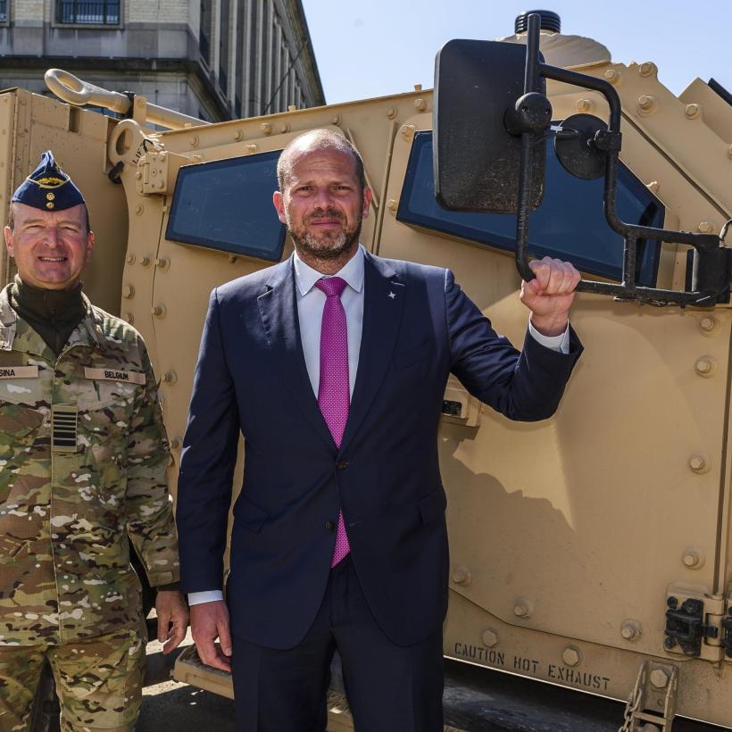 Theo Francken, aux côtés du chef de l'armée Vansina, devant un véhicule militaire