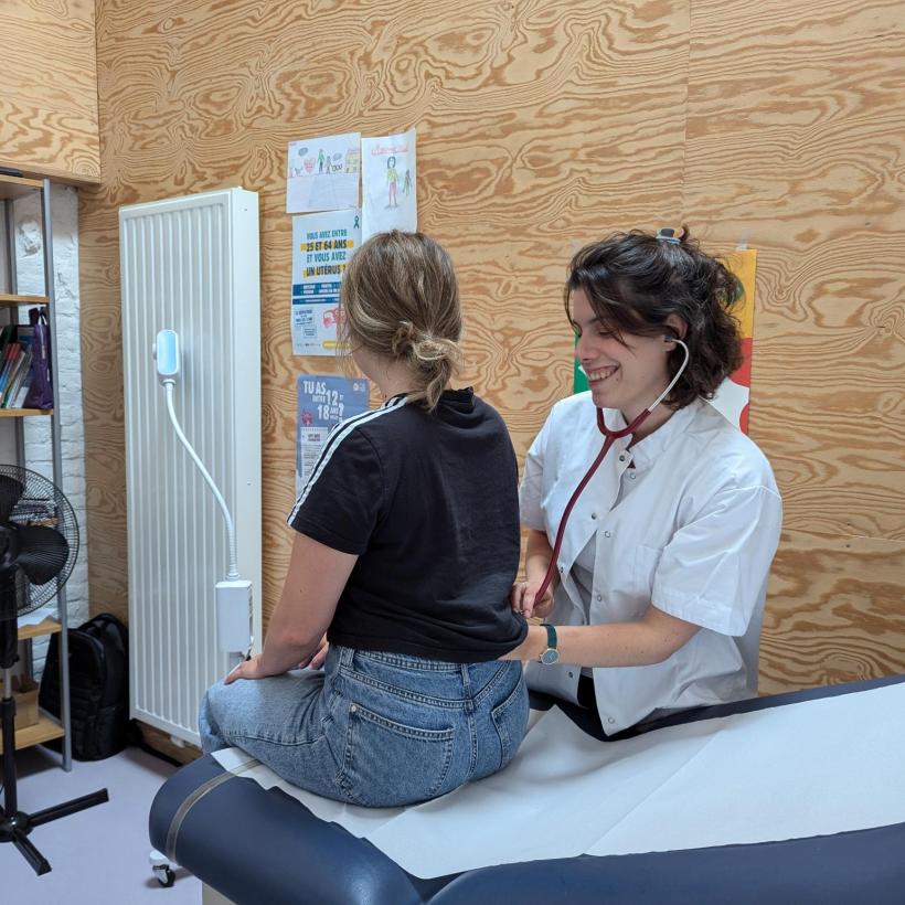 Un médecin de Médecine Pour le Peuple en consultation avec une patiente
