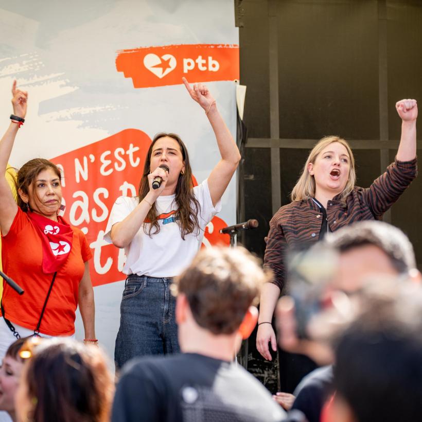 Manon Vidal, Amandine Pavet et Marisol Revelo Paredes lors d'une manifestation des secteurs de la FWB 