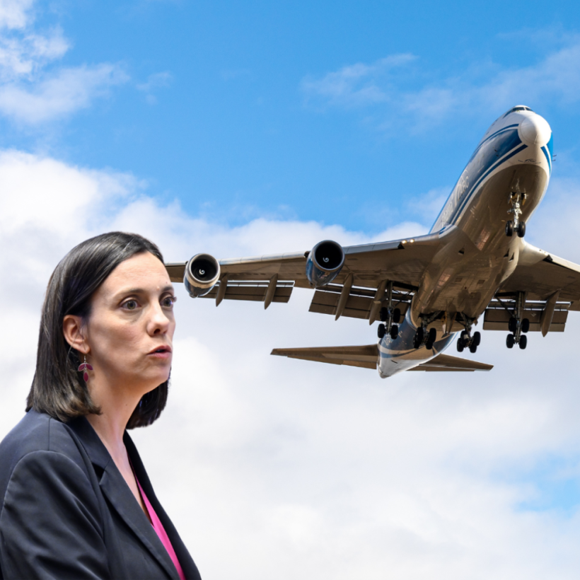 La ministre Degryse avec un avion