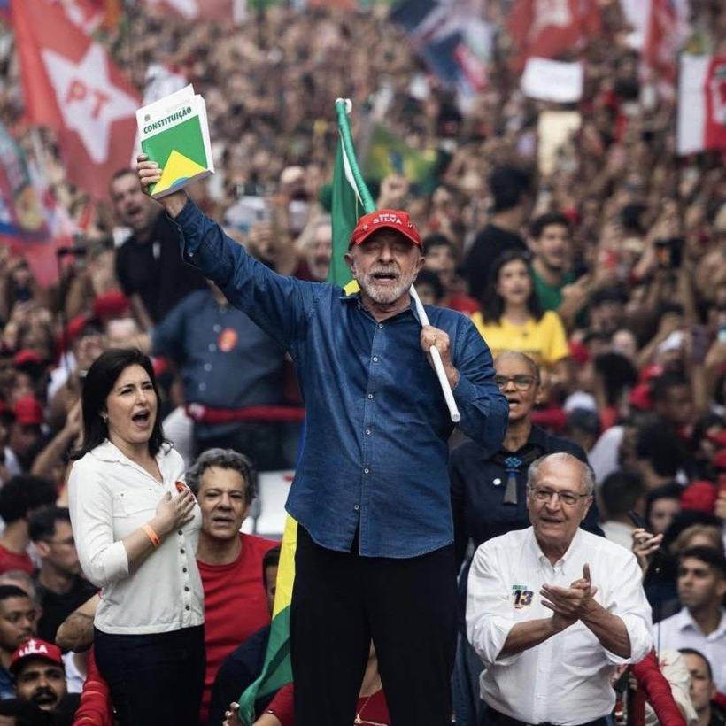 Lula da Silva défile dans la rue avec une foule au Brésil