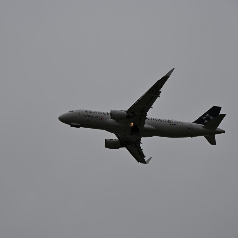 Un avion dans le ciel