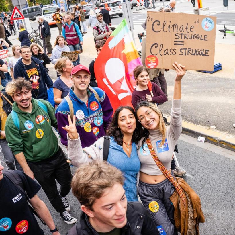 Des jeunes à une manif climat portent une pancarte : "Climate struggle = class struggle"
