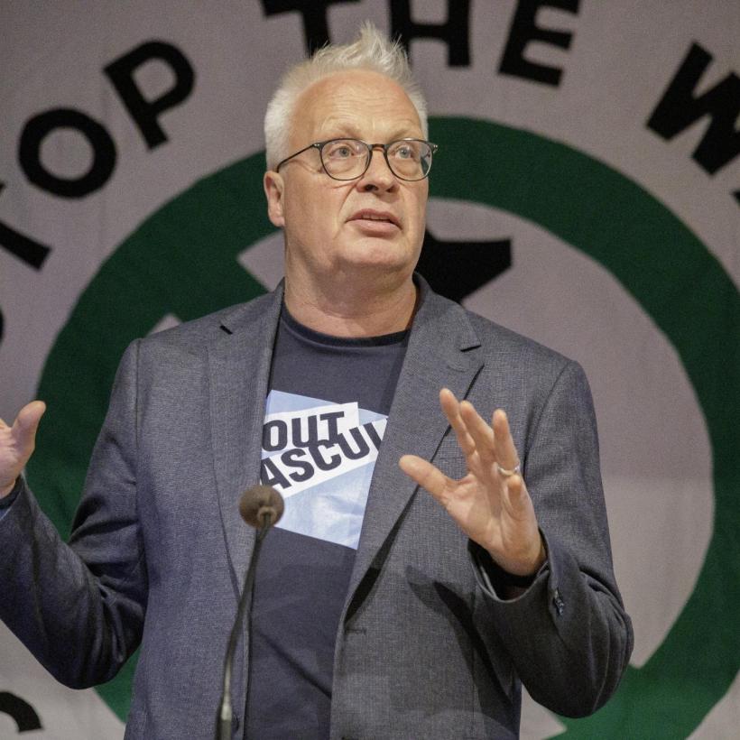 Peter Mertens pendant son discours au rassemblement « Welfare, Not Warfare » (La justice sociale, pas la guerre) à Londres, vendredi 23 octobre 2026.