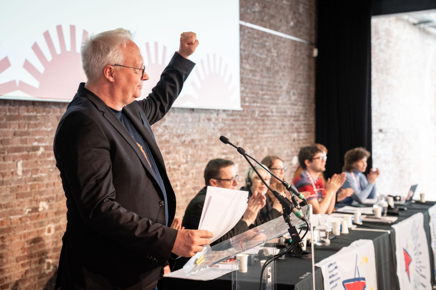 Peter Mertens tijdens de slotzitting van het 8ste congres van de Partij van Europees Links op 18 april in Brussel