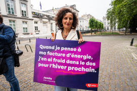 Jamila, aide-soignante, témoigne contre l'énergie chère lors d'une action du PTB.