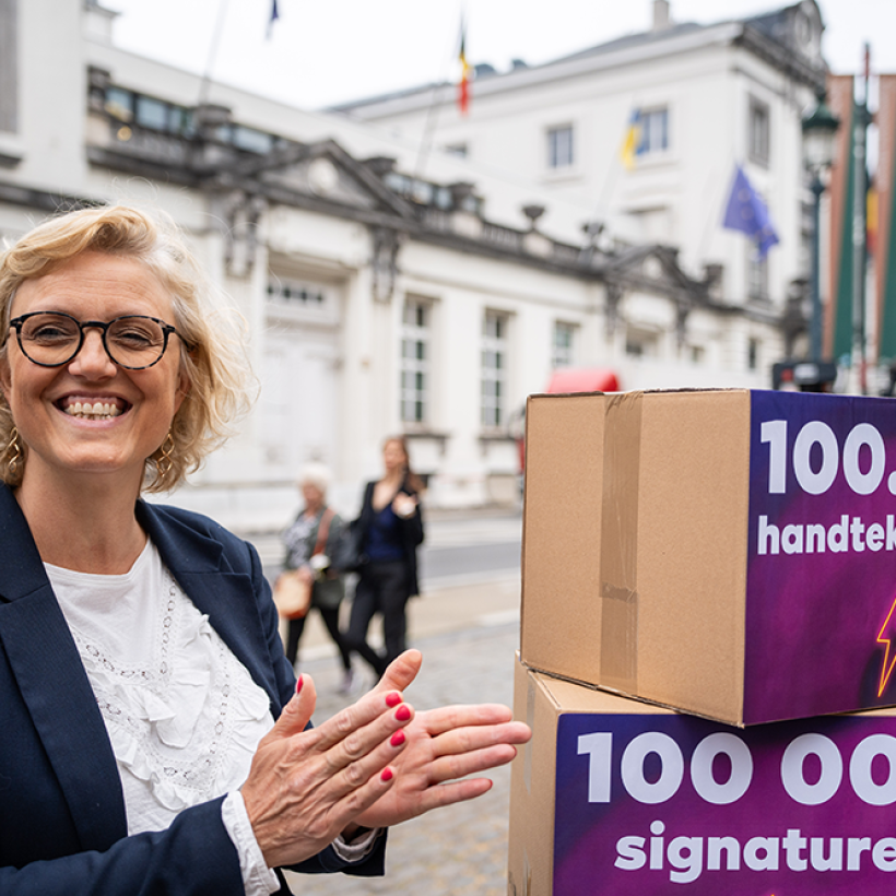 Sofie Merckx, cheffe du groupe PTB à la Chambre, remet 100 000 signatures pour baisser les factures d'énergie au Premier ministre.
