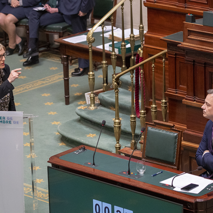 Sofie Merckx confronte Alexander De Croo à la Chambre.