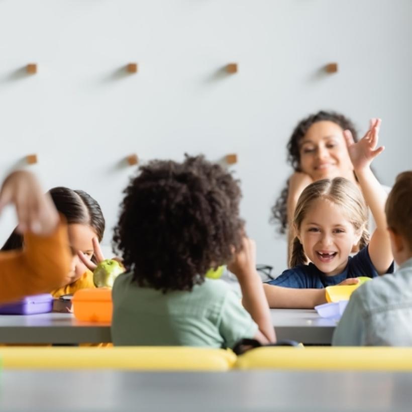Des enfants prennent leur repas de midi à l'école.