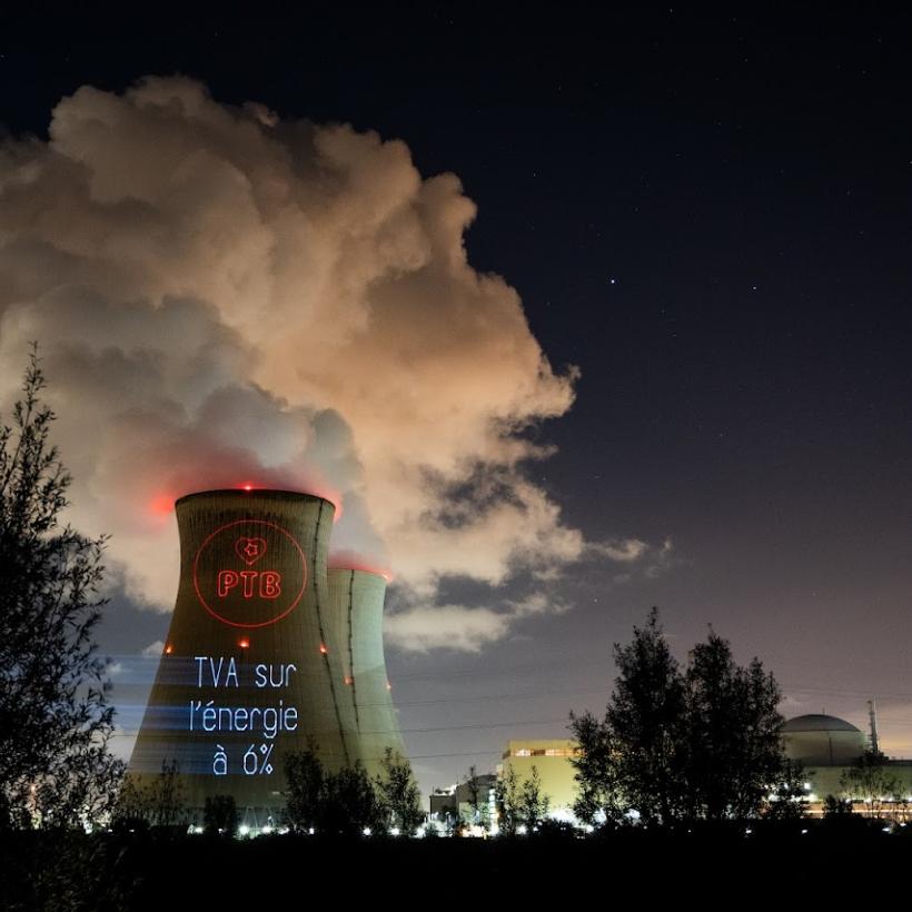 Le PTB mène une action « laser » sur les tours de refroidissement à Doel : « Baissons la TVA sur l’énergie de 21 % à 6 % et faisons payer Electrabel »