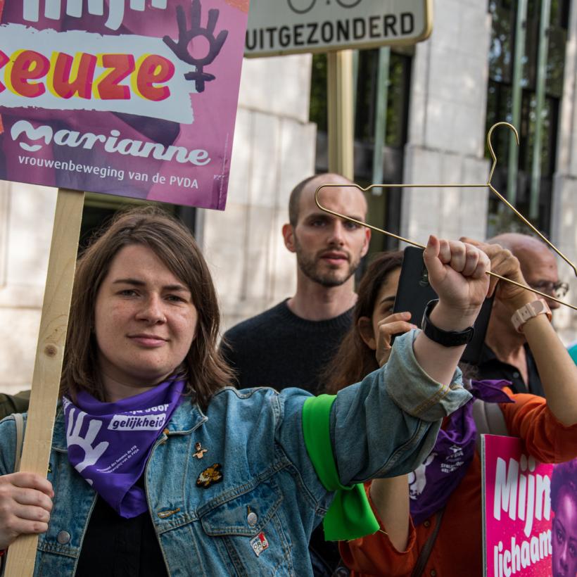 Le PTB redépose la proposition de loi pour dépénaliser l’IVG et demande l’urgence