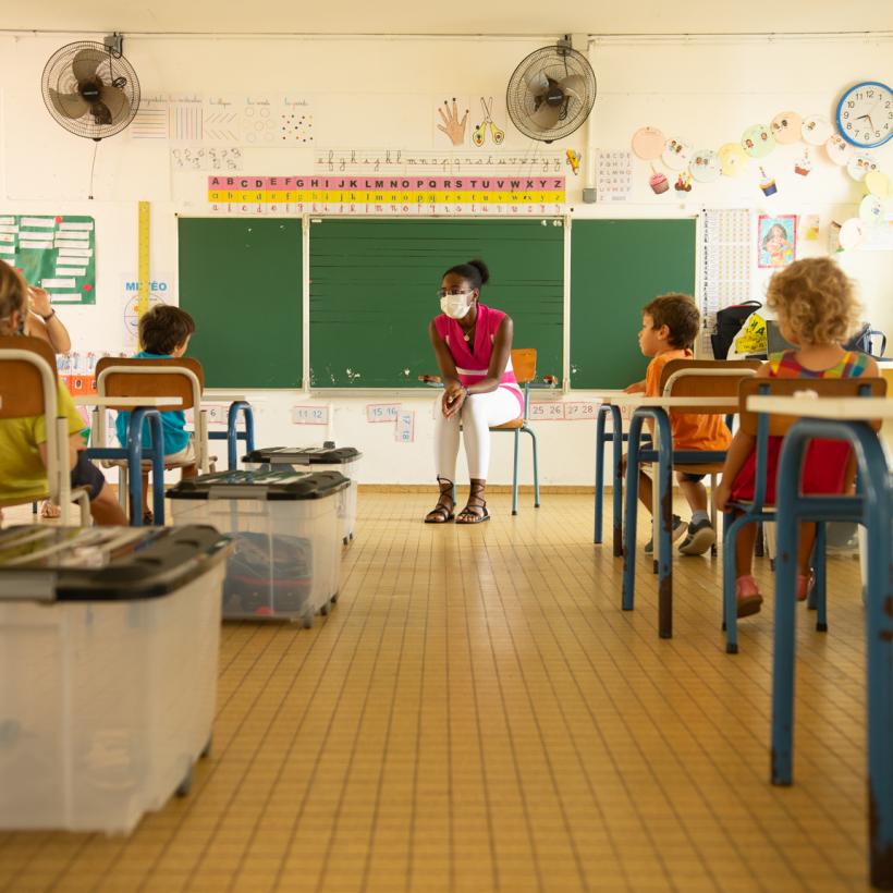 Manque de masques pour le personnel des écoles : Le PTB dépose plainte contre la Communauté française auprès de l’Inspection du travail