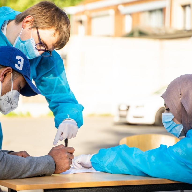 Le PTB demande que les agents de suivi de contacts travaillent au niveau local en coopération avec les médecins généralistes