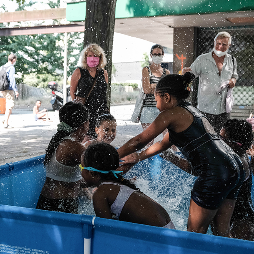 Le PTB installe une piscine de rue dans un quartier populaire du centre de Bruxelles