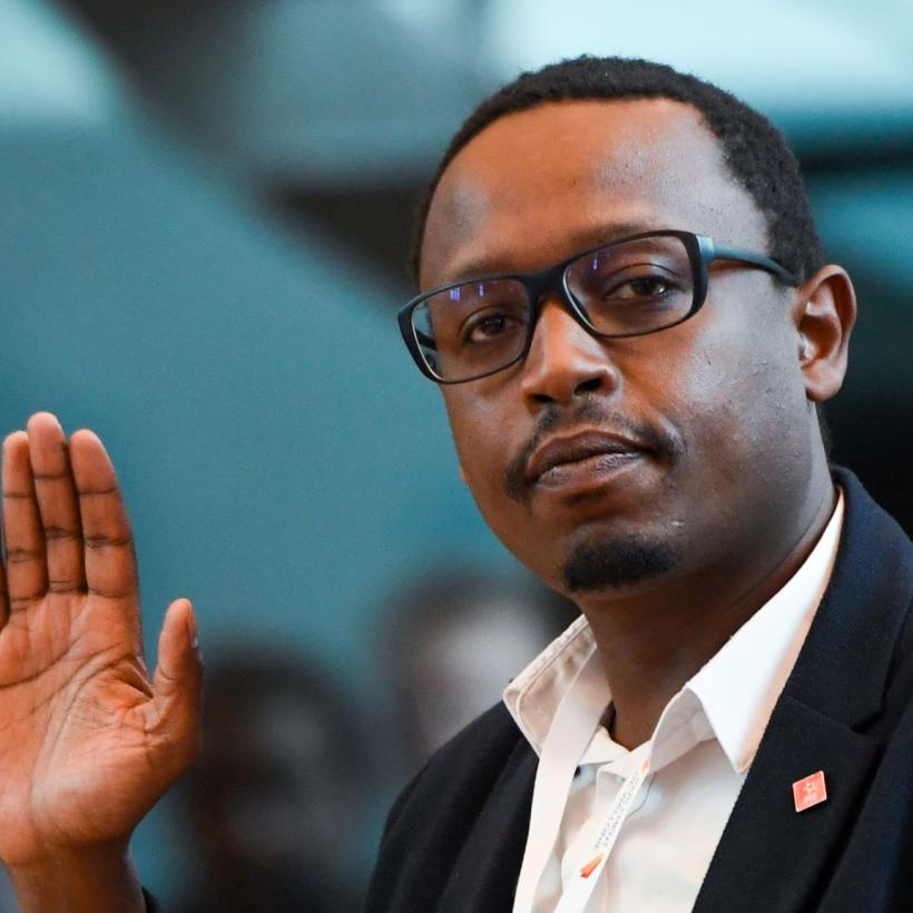 Un coquelicot bleuté qui cache (mal) les politiques antipopulaires de demain