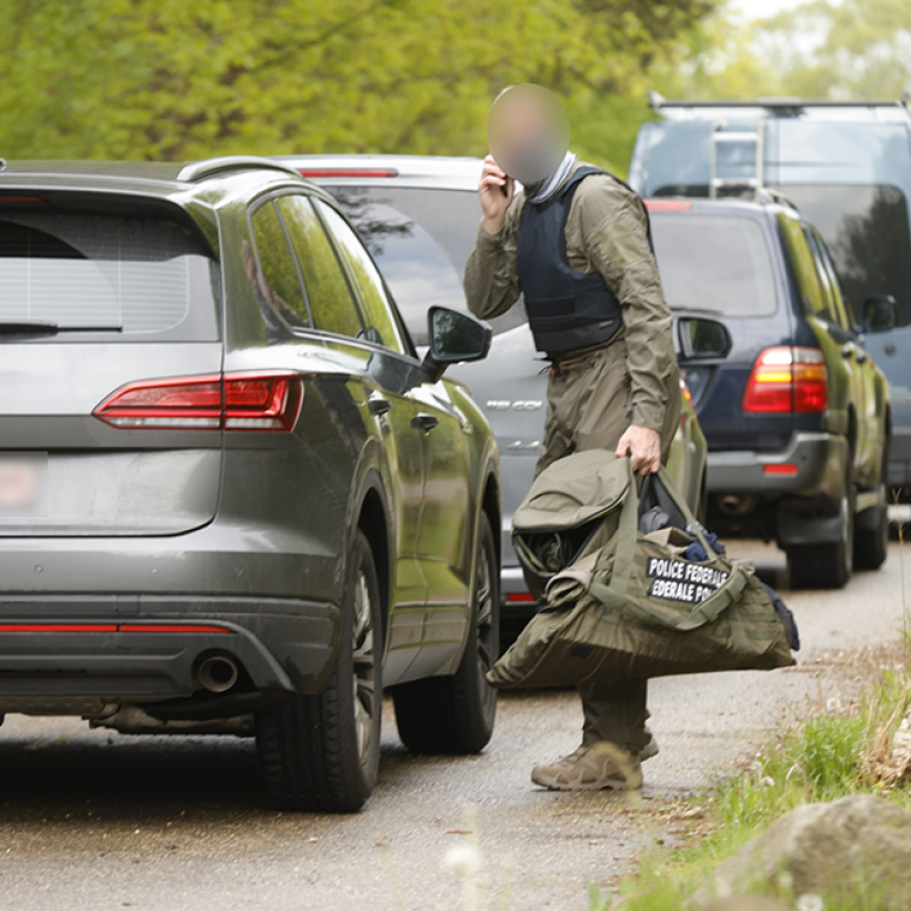 Terrorisme d’extrême-droite : le PTB demande une enquête et des auditions au sommet de l’armée belge