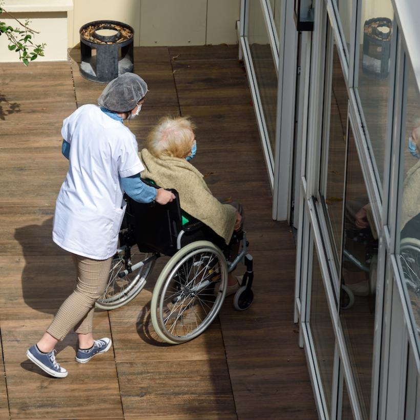 Engager 1000 travailleurs dans les maisons de repos pour soutenir les infirmières et les aides-soignantes