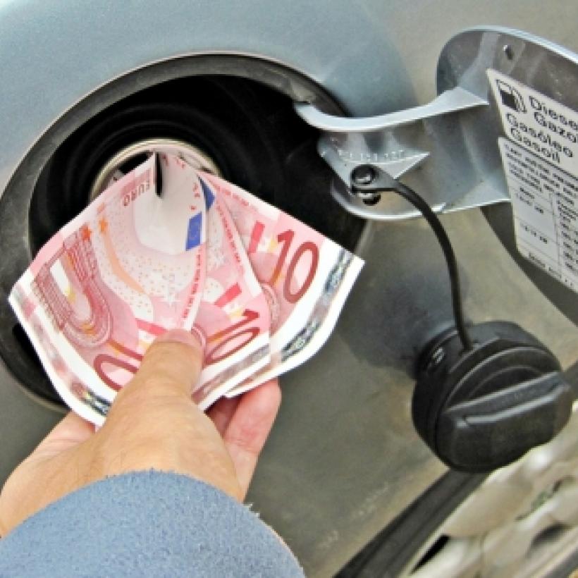 Flambée des prix des carburants : l’État empocherait jusqu’à un demi-milliard d’euros sur notre dos