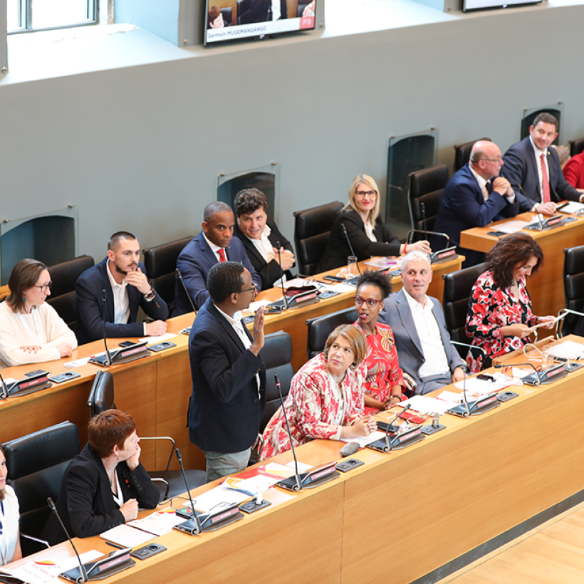 Le PTB demande la clarté sur le rôle de la ministre De Bue dans l’augmentation de salaire des directeurs de l’ISPPC