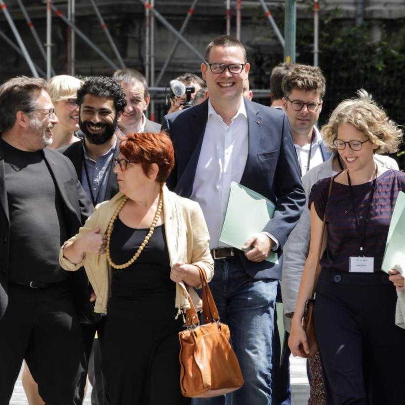 Pourquoi le PTB veut diviser par deux le salaire des politiciens ? Et à quoi le PTB destine l’argent reversé par ses élus ? 