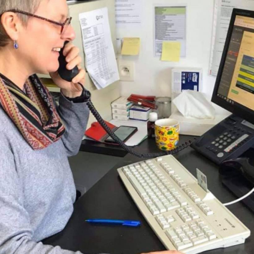 Endiguer une épidémie : avec une réaction rapide sur le terrain, pas 9 ministres et des call centers