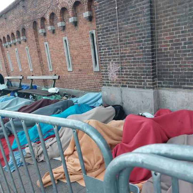 Le gouvernement doit ouvrir le bâtiment que Fedasil loue depuis des mois aux personnes qui dorment dans la rue par des températures glaciales aujourd'hui