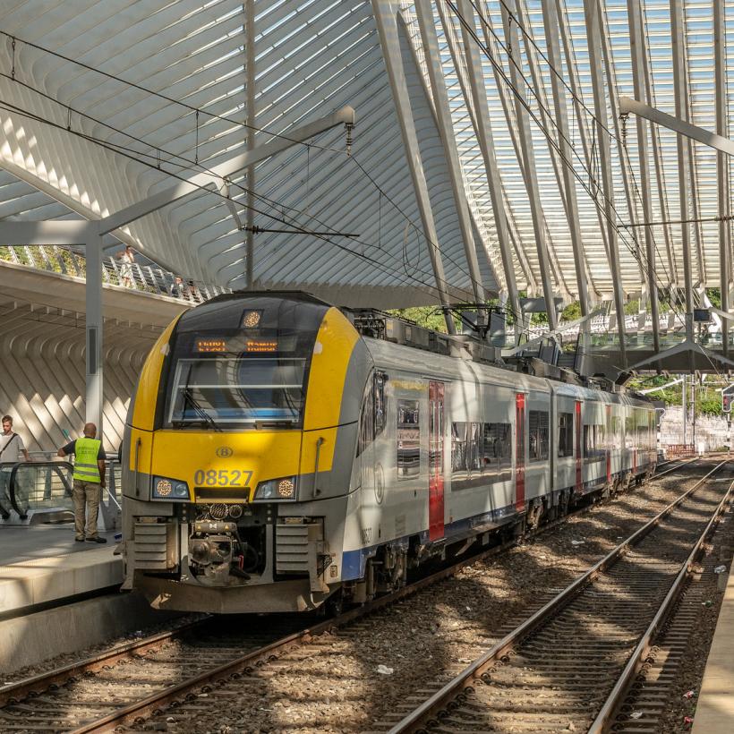 Een trein van de NMBS in het station van Luik-Guillemins