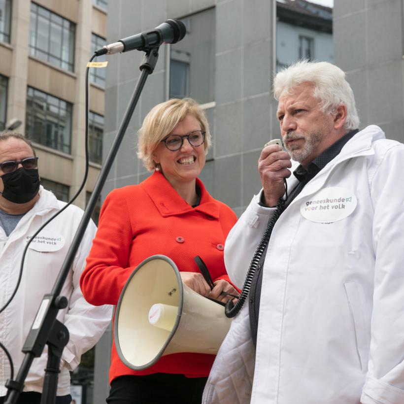 Médecine pour le Peuple manifeste contre les sanctions envers les travailleurs malades de longue durée