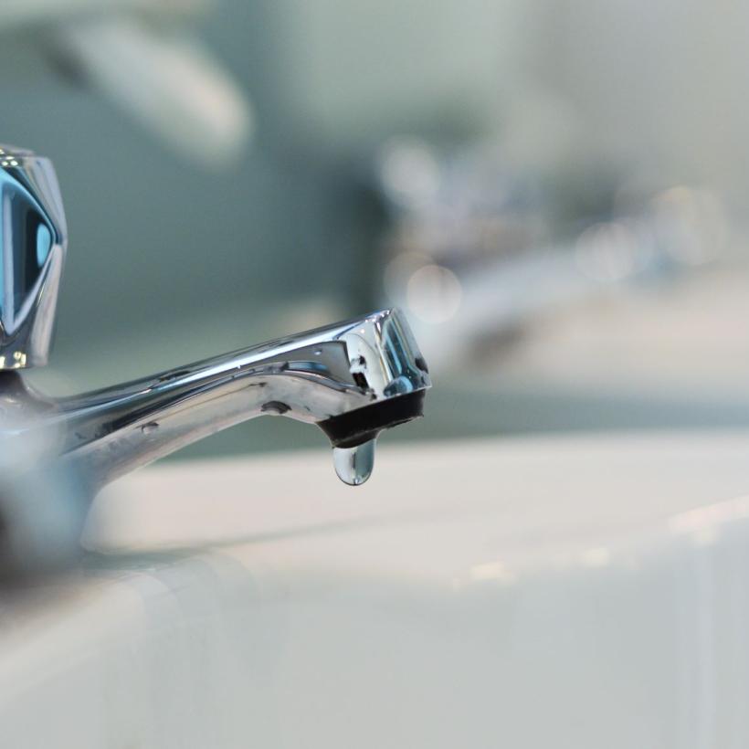 Menacer de couper l’eau n’est pas efficace, mais antisocial