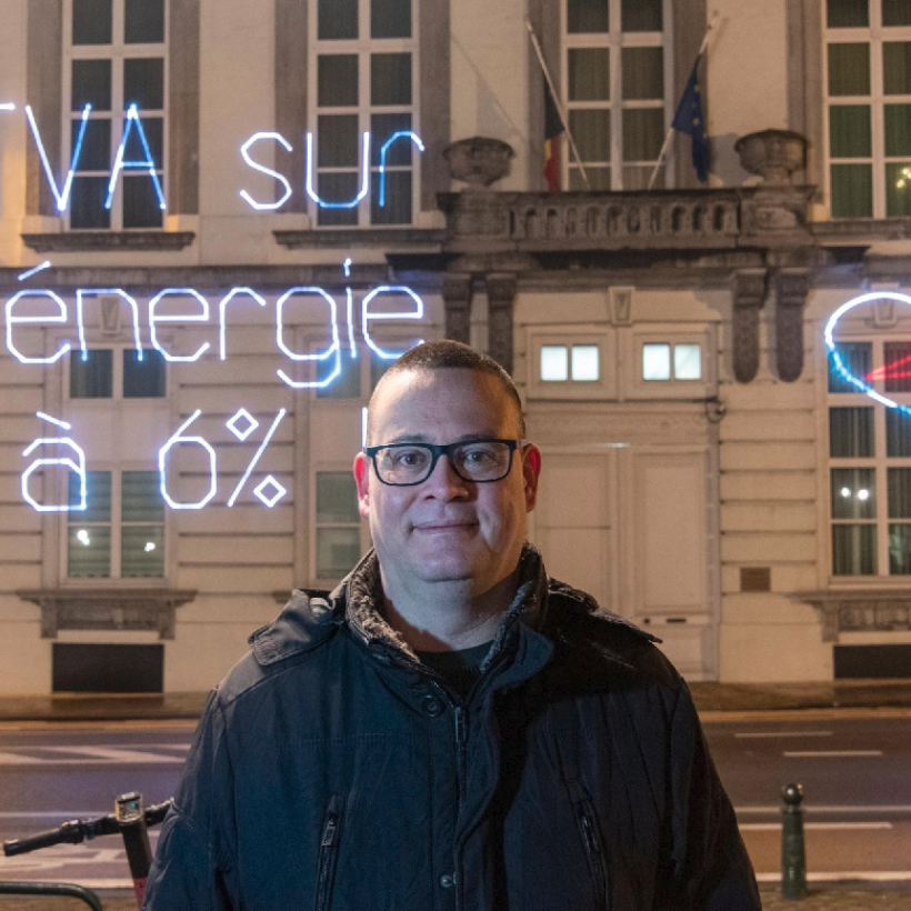 Baisse de la TVA sur l’énergie : le PTB fait monter la pression sur le gouvernement avec une action « laser » au 16 rue de la Loi 