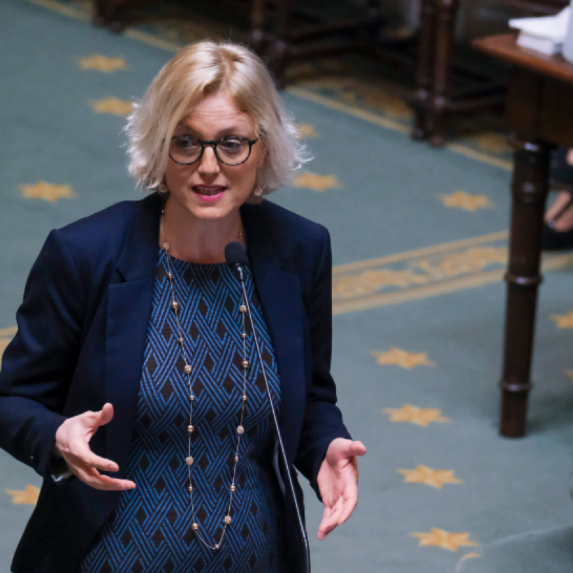 Le PTB appelle la Vivaldi à enterrer l’obligation de vaccination pour le personnel des soins de santé : « Licencier un travailleur sur 10, c’est de la folie »