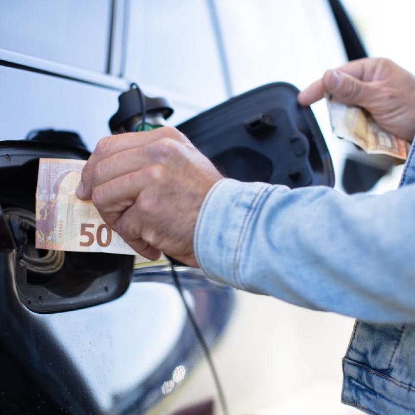 « Baisser la TVA uniquement en été et réduire les taxes sur le carburant de seulement 17 centimes ? Le gouvernement se moque des gens »