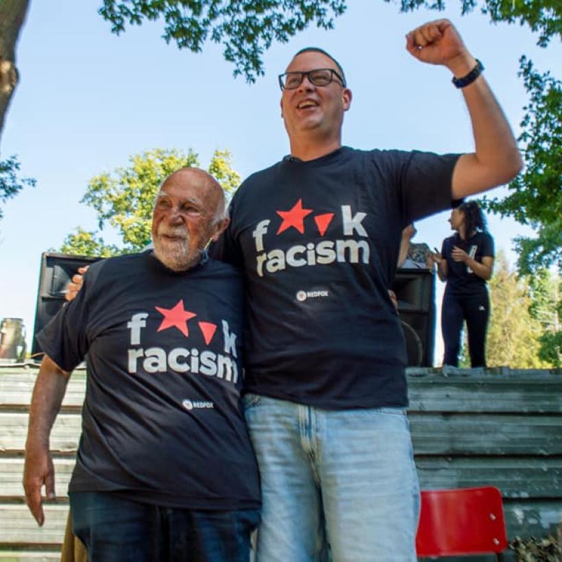 Simon Gronowski en Raoul Hedebouw tijdens het kamp van PVDA-jongerenbeweging RedFox op 23 augustus 2022.