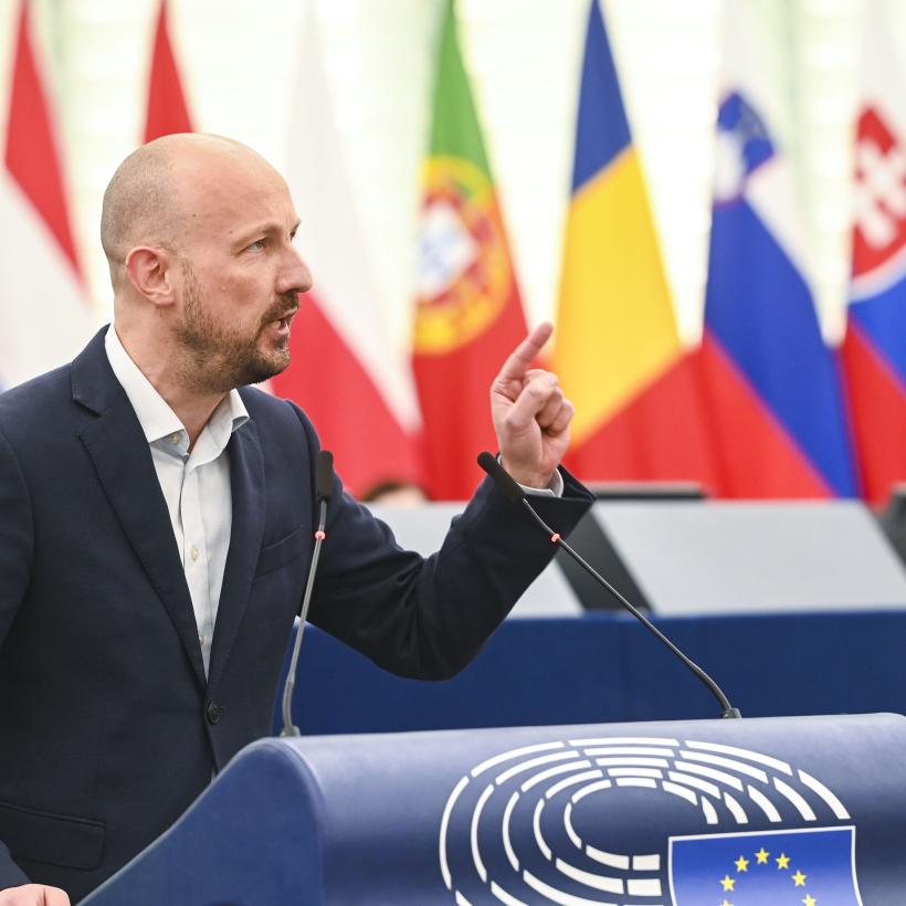 Marc Botenga intervient au Parlement européen.