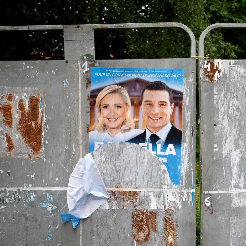 Une affiche électorale du RN est déchirée