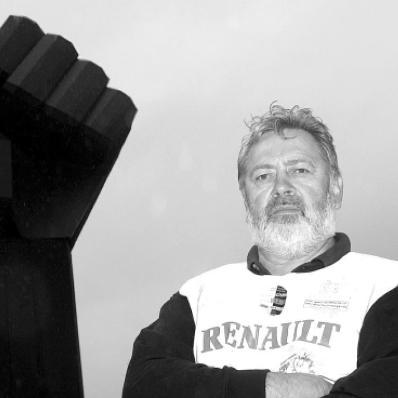 Stan Vanhulle avec derrière lui De Vuist (Le Poing), œuvre de sept mètres de haut de l’artiste Rik Poot