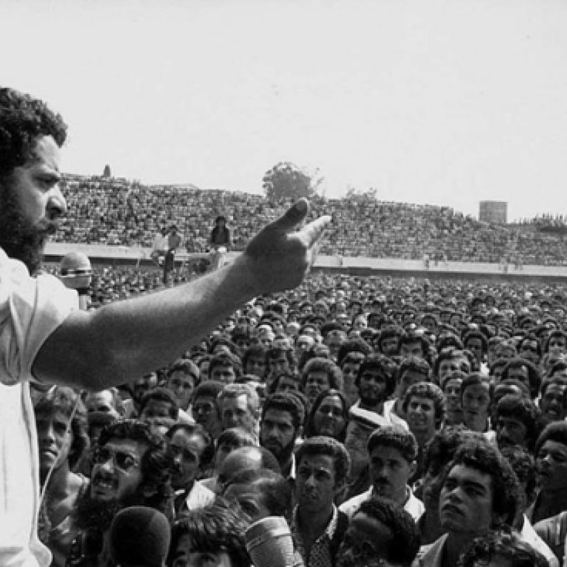 Lula, ouvrier et leader syndical avant d'être président du Brésil, s'adressant aux travailleurs en grève en 1979