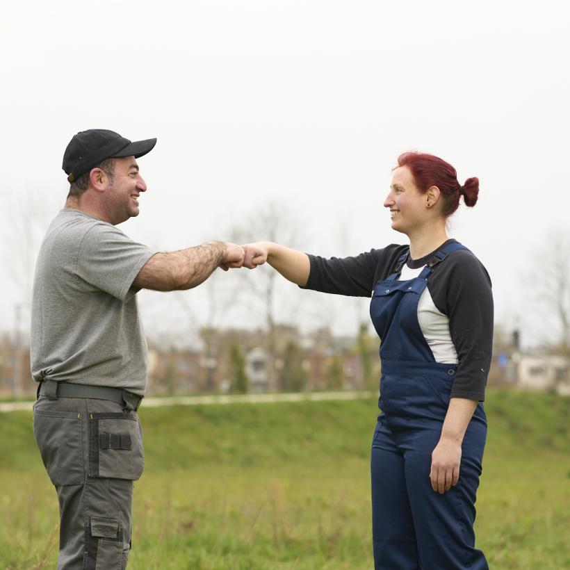 Deux travailleurs se se font un check