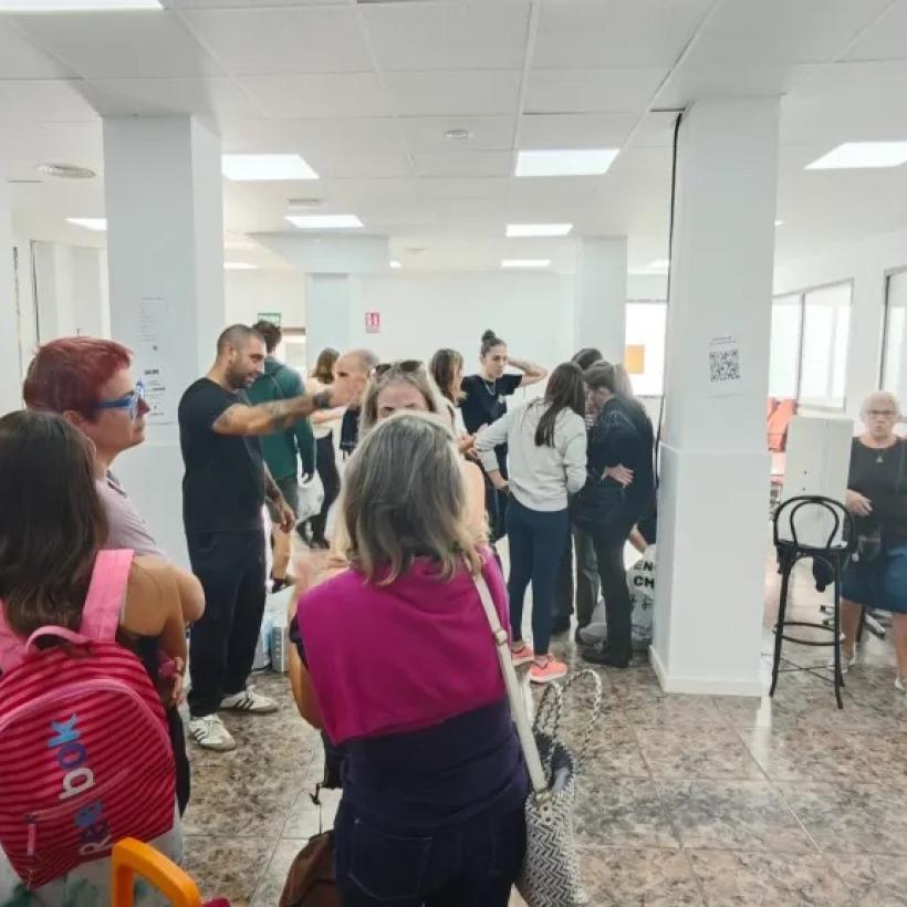 Vrijwilligersbrigades helpen met de schoonmaak na de ramp in Valencia