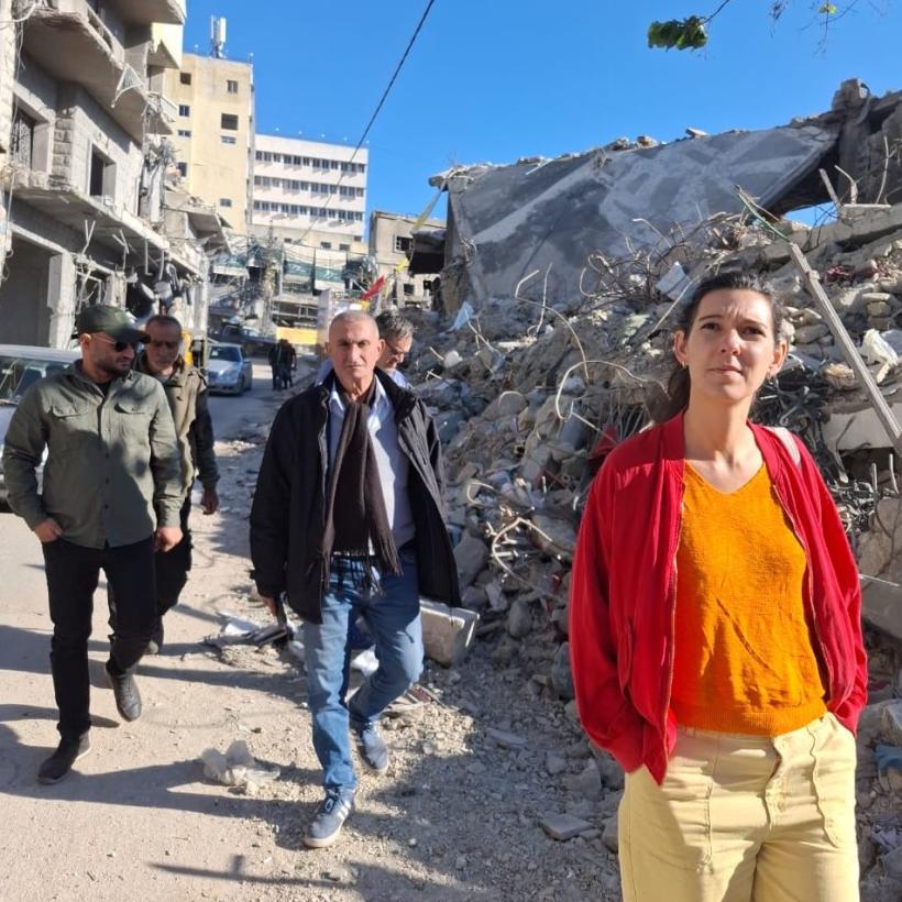 Hanne Bosselaers stapt langs verwoeste gebouwen in Libanon