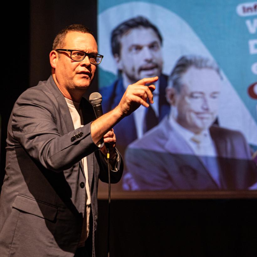 Raoul Hedebouw prend la parole lors d'une soirée info sur les plans du futur gouvernement Arizona