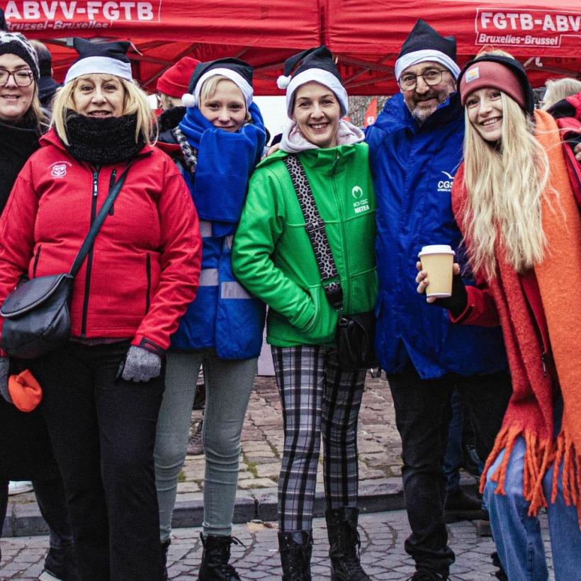 Des personnes mobilisées lors de la manifestation contre le futur gouvernement Arizona le 13 décembre 2024