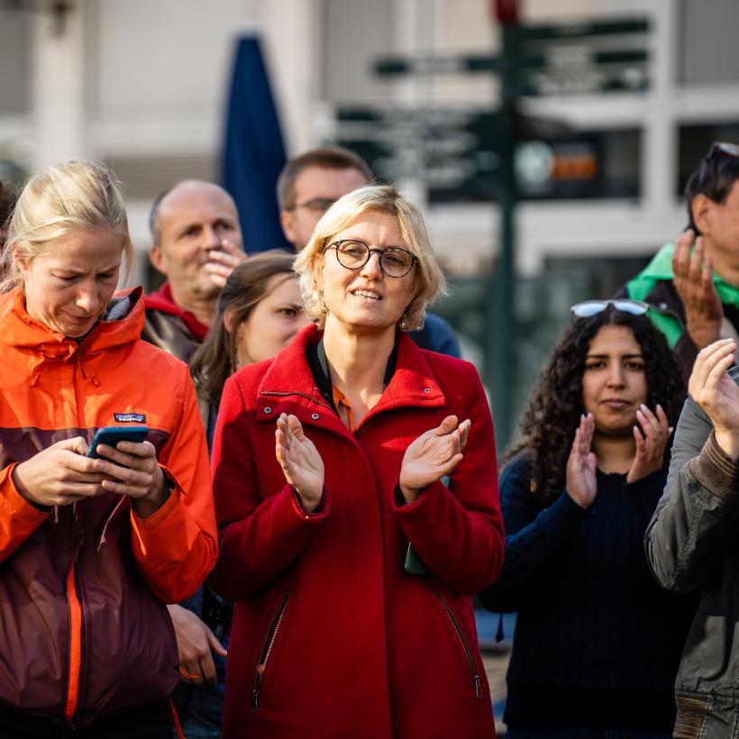 Sofie Merckx (au centre), cheffe de groupe PTB à la Chambre, lors d'une action pour le refinancement des soins de santé.