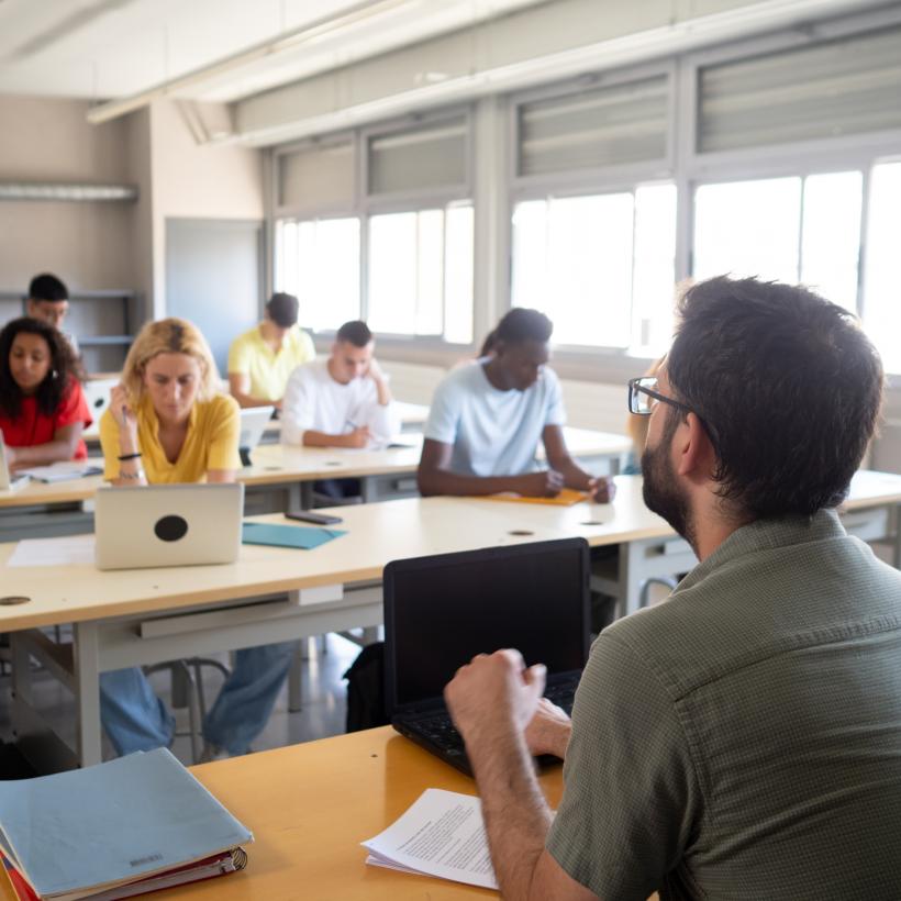 Jeune prof devant une classe