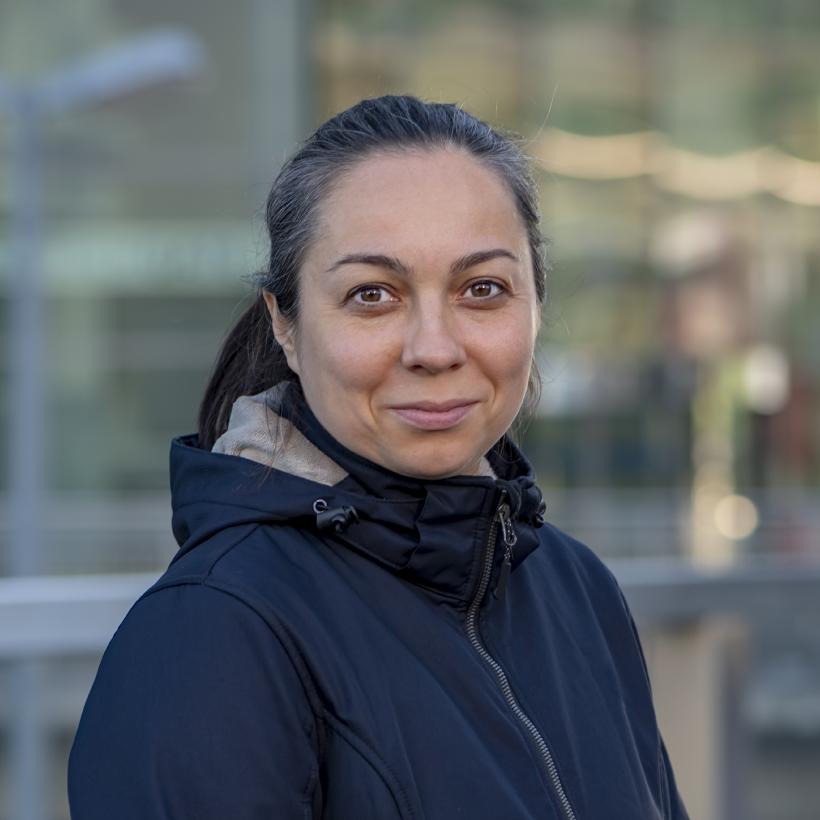 Portrait d'une femme qui regarde la caméra