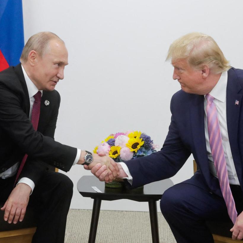 Le président russe Vladimir Poutine et le président américain Donald Trump se serrent la main lors d'une réunion en marge du sommet du G20 à Osaka en 2019.