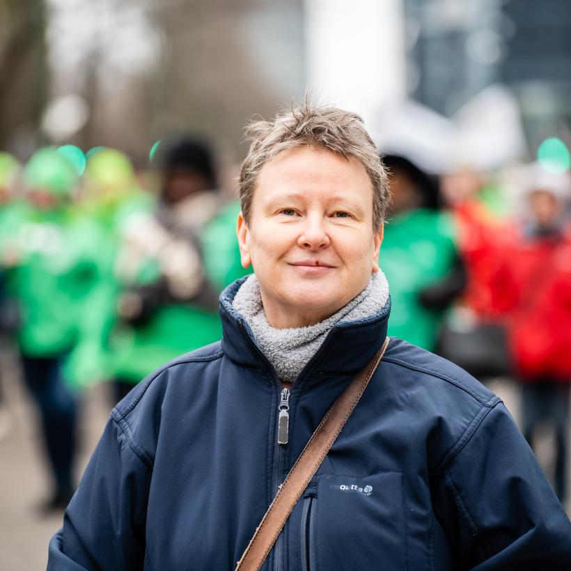 Une travailleuse au milieu d'une mobilisation syndicale.